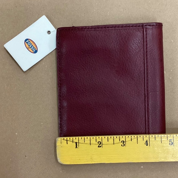 Fossil Burgundy Leather Travel Wallet - Picture 6 of 6